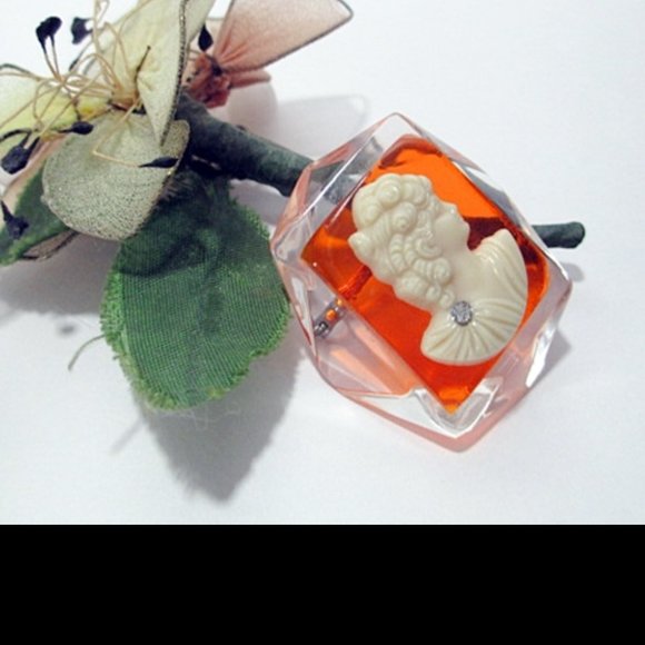 Large 1960s Vintage Cameo Pin Brooch In Bright Orange And Clear Lucite Plastic - Picture 3 of 5